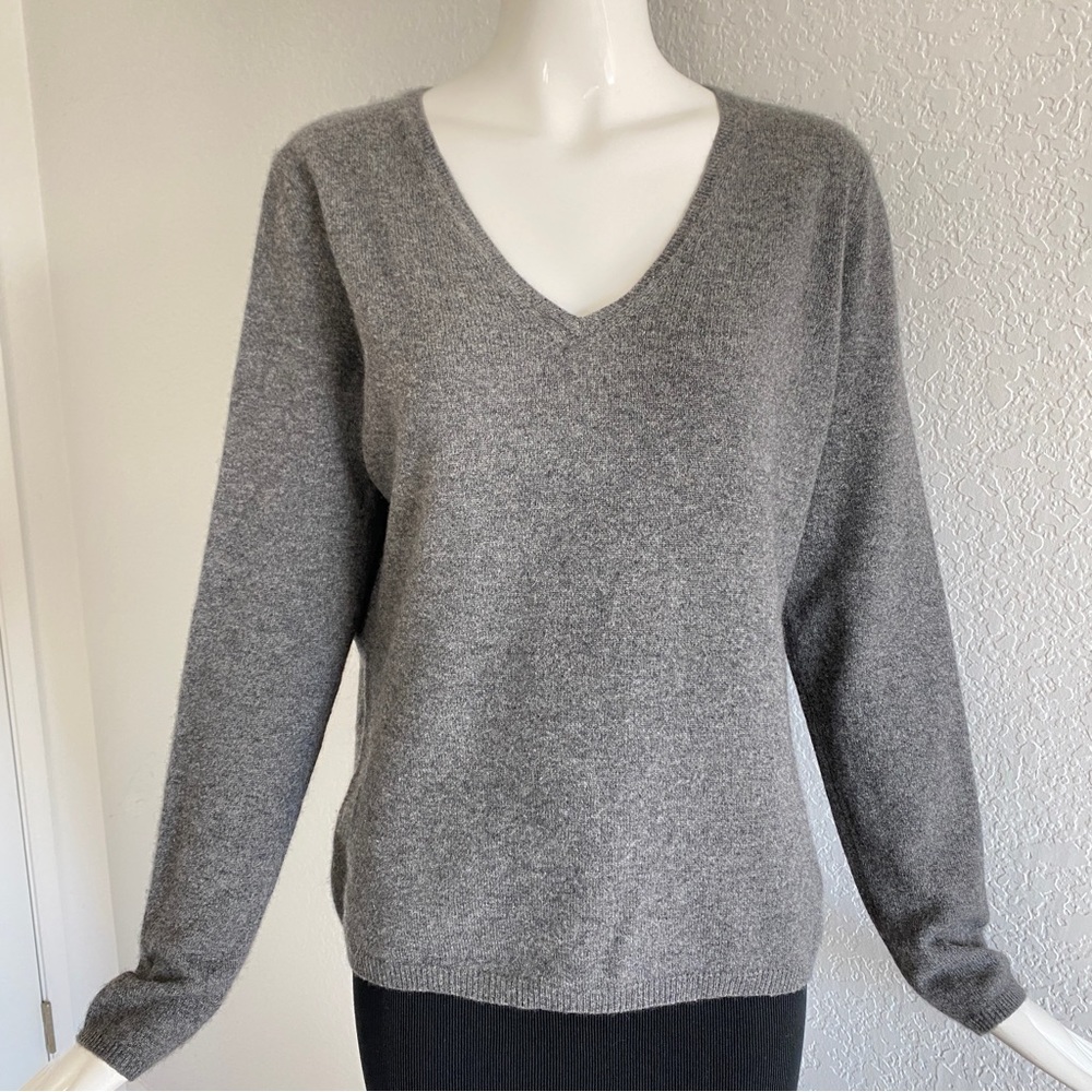 Sutton studio over sized gray v neck Cashmere sweater